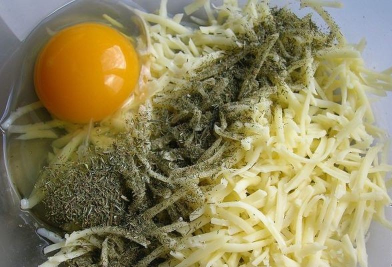 Она смешала натертый картофель с сыром и чесноком и отправила в духовку. Так просто, но безумно вкусно! Она смешала натертый картофель с сыром и чесноком и отправила в духовку. Так просто, но безумно вкусно!