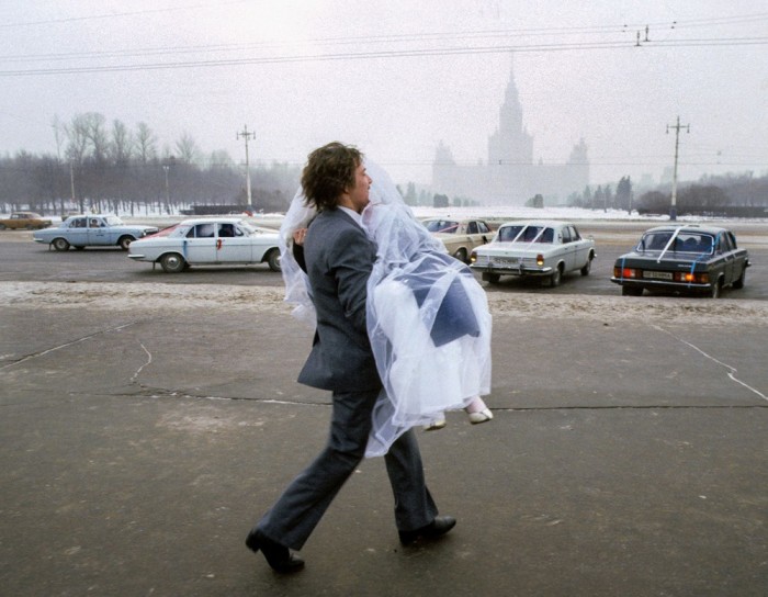 Жених с невестой после свадьбы в Москве. СССР, 1984 год. Автор фотографии: Chris Niedenthal. Жених с невестой после свадьбы в Москве. СССР, 1984 год. Автор фотографии: Chris Niedenthal.