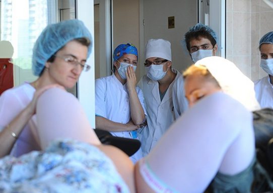 17-летнюю девчонку из глухой деревни привезли в роддом... 17-летнюю девчонку из глухой деревни привезли в роддом...
