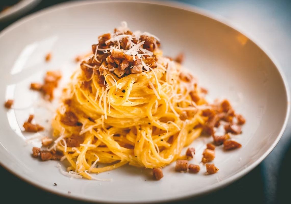 Позднее время приема пищи не влияет на вес человека: ученые