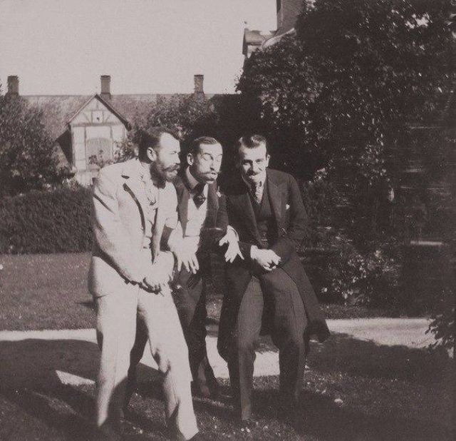 Император Николай II дурачится с друзьями на фотографиях 1899 года Император Николай II дурачится с друзьями на фотографиях 1899 года