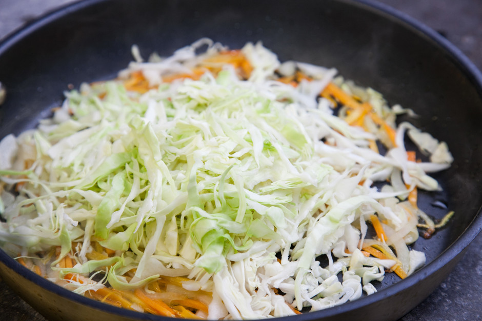 ЖАРЕНАЯ КАПУСТА С МОРКОВЬЮ И ЯЙЦОМ
