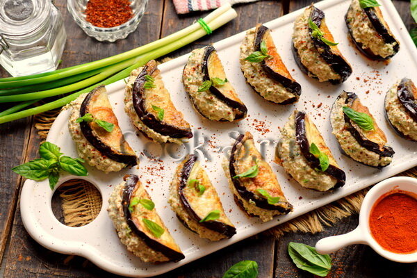 Вряд ли  есть люди, кому не нравится грузинская кухня, ведь она вкусная, сытная, ароматная. А баклажаны в Грузии вообще готовят отменно. Этот  рецепт отличное тому доказательство.-10