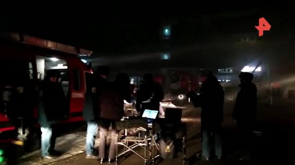 Видео: спасатели работают на месте пожара в ТРЦ в Биробиджане
