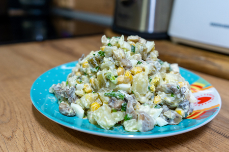Фото к рецепту: Салат с куриной грудкой, грибами и кукурузой