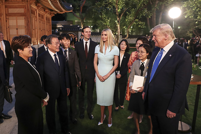 Нежная сакура и небесная синева: два бесподобных платья Иванки Трамп (фото 9) Нежная сакура: Иванка Трамп на саммите G20 (фото 9)