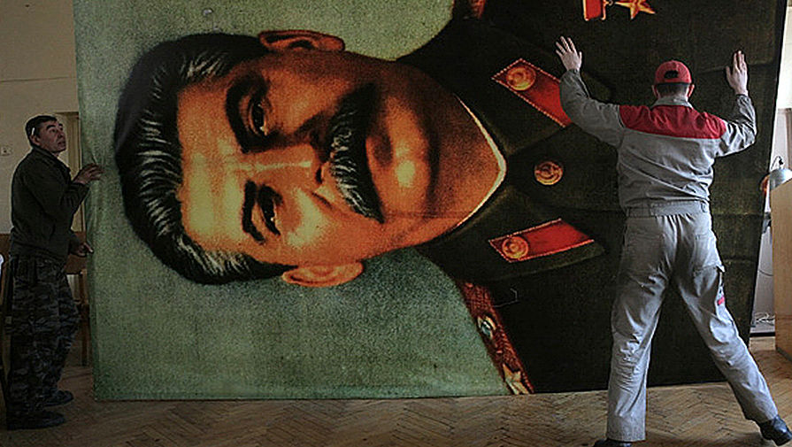 Сергей Максимишин. Кировские коммунисты с баннером к праздничной демонстрации