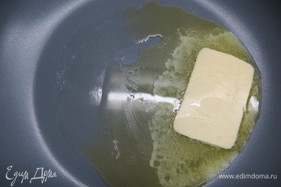 Сливочное масло растопить на горячей сковороде. Сливочное масло растопить на горячей сковороде.