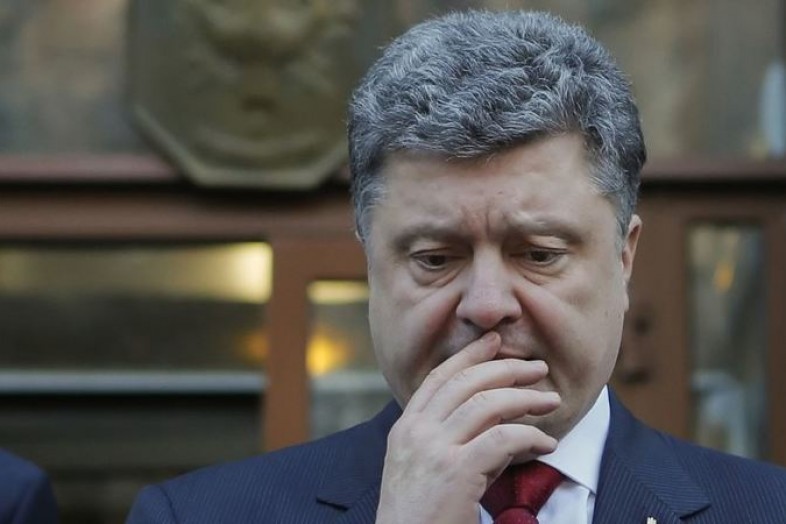 «Ты будешь осужден в Украине, будешь гнить на земле, которую грабил», — неонацист обратился к Порошенко «Ты будешь осужден в Украине, будешь гнить на земле, которую грабил», — неонацист обратился к Порошенко