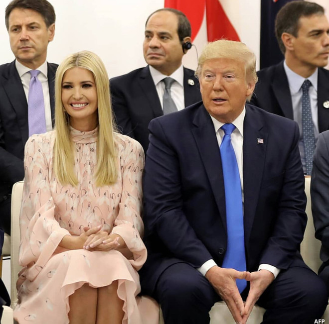 Нежная сакура и небесная синева: два бесподобных платья Иванки Трамп (фото 1.1) Нежная сакура: Иванка Трамп на саммите G20 (фото 1.1)