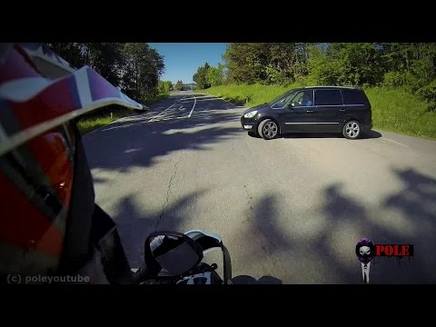 Мотоциклисту пришлось уворачиваться от автомобиля (видео)