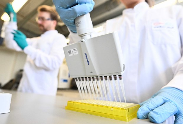 Мир облетела новость о создании вакцины от всех видов рака. Может ли прививка защитить от опухолей и как скоро она стане