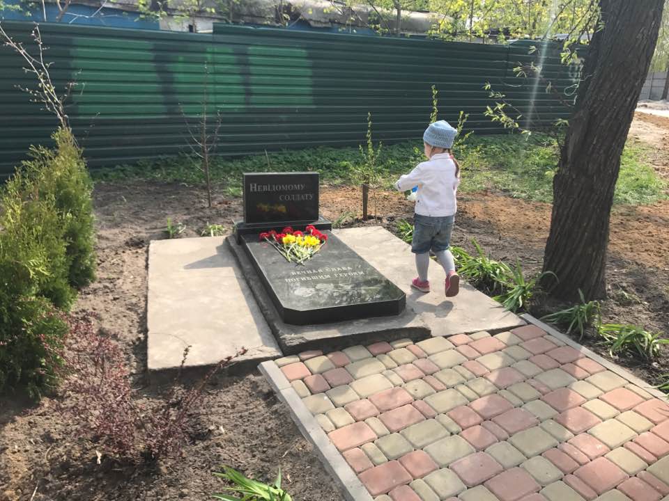 Киевляне восстановили памятник советскому солдату, разрушенный неонацистами