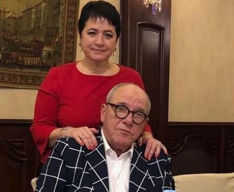 Молодой отец Эммануил Виторган плачет над дочкой Молодой отец Эммануил Виторган плачет над дочкой