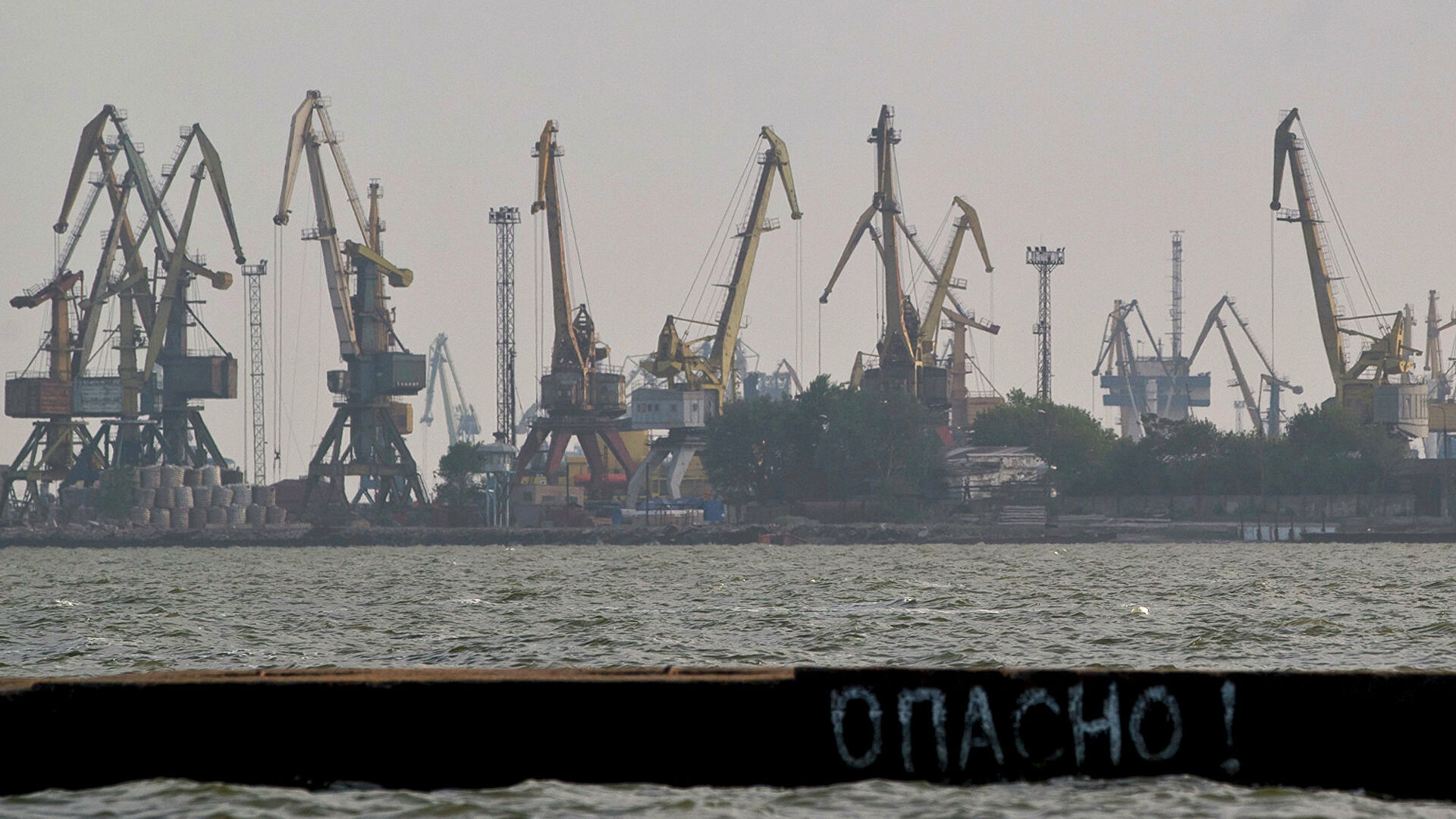 Мариуполь вид на порт с Азовского моря. Архивное фото Мариуполь вид на порт с Азовского моря. Архивное фото - РИА Новости, 1920, 01.01.2022