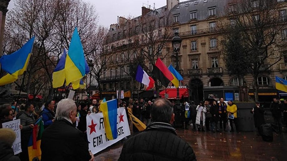 Украинцев с бандеровским флагом забросали яйцами в Париже