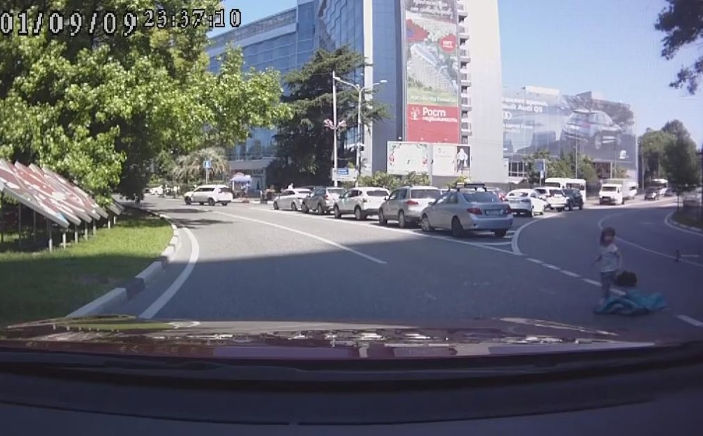 Двое детей на полном ходу вывались из багажника авто в Сочи. За рулем была их мать…