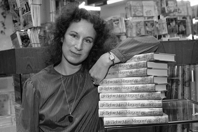 Маргарет Этвуд со своими книгами Маргарет Этвуд со своими книгами