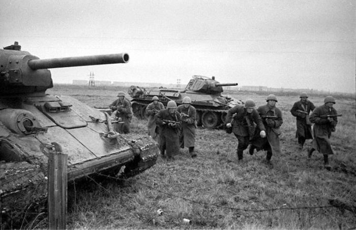 Т-34 на поле боя| Фото: Wio.Ru. Т-34 на поле боя| Фото: Wio.Ru.