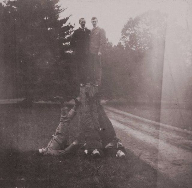 Император Николай II дурачится с друзьями на фотографиях 1899 года Император Николай II дурачится с друзьями на фотографиях 1899 года