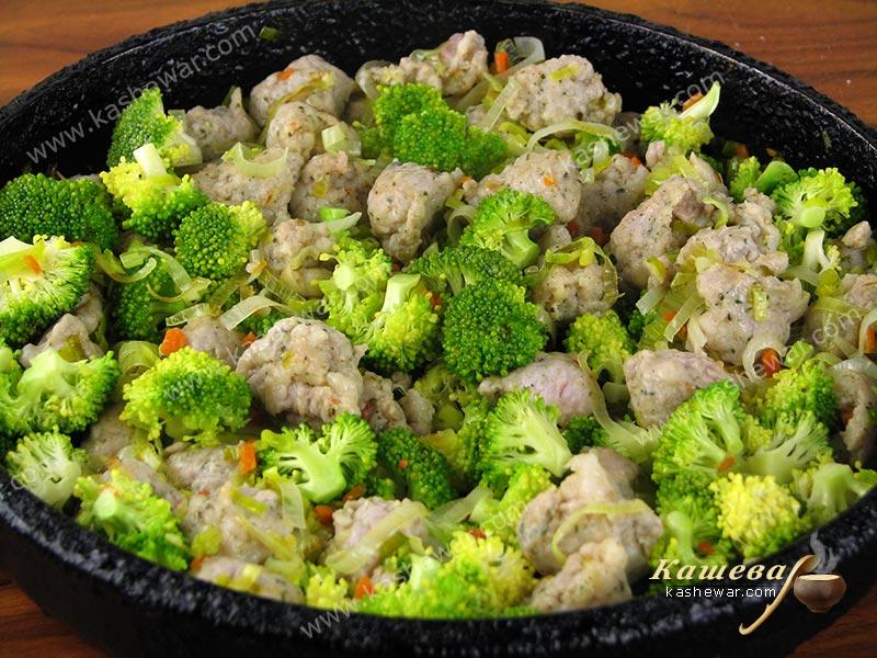 Киш с колбасками и брокколи