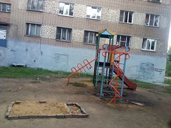 В челябинском дворе дети, устав играть в грязи, сами сделали себе песочницу В челябинском дворе дети, устав играть в грязи, сами сделали себе песочницу