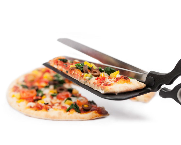 Ножницами намного удобнее разрезать пиццу.