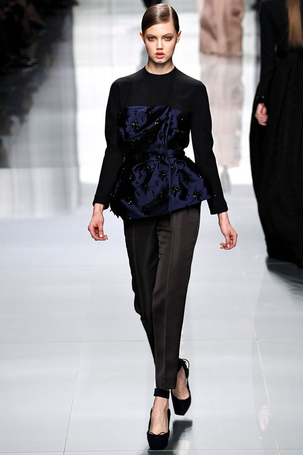 На фото модель демонстрируют коллекцию осень-зима 2012-2013гг. от Christian Dior Christian Dior не хватает Гальяно. Коллекция осень-зима 2012-2013