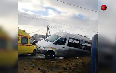 Маршрутку засыпало песком после ДТП с самосвалом (видео)