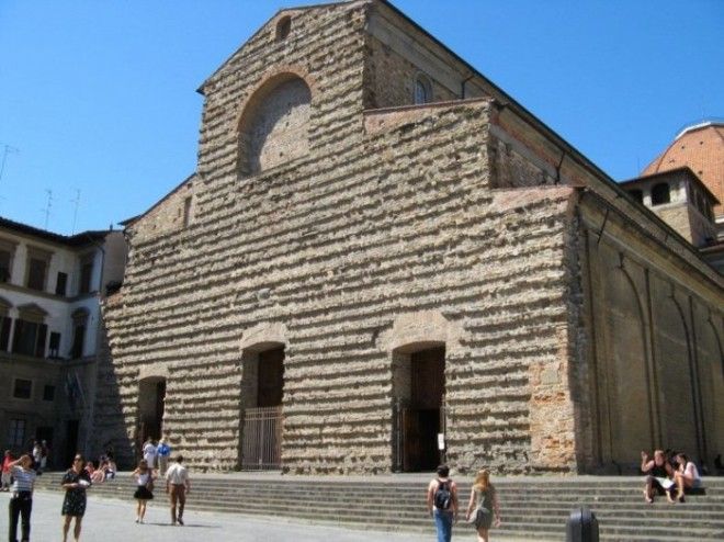 Церковь Святого Лаврентия была основана в 393 году после чего несколько раз реконструировалась и позже достроена по проекту Микеланджело