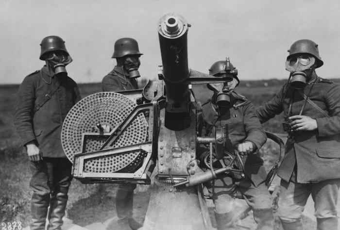 Немцы в противогазах, июль 1915 года| Фото: popmech.ru Немцы в противогазах, июль 1915 года| Фото: popmech.ru