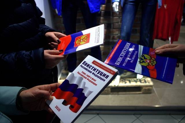 Россия прощается с тридцатилетней эпохой либеральной вакханалии. С новой эпохой вас, товарищи!