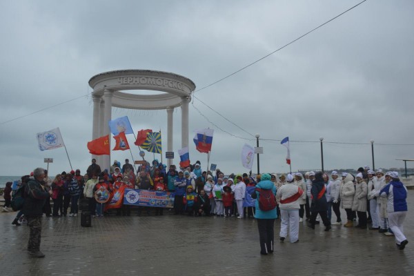 Купаются, пока холодно!
