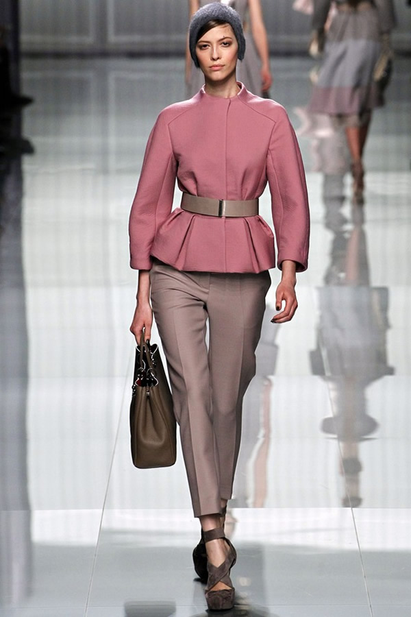 На фото модель демонстрируют коллекцию осень-зима 2012-2013гг. от Christian Dior Christian Dior не хватает Гальяно. Коллекция осень-зима 2012-2013