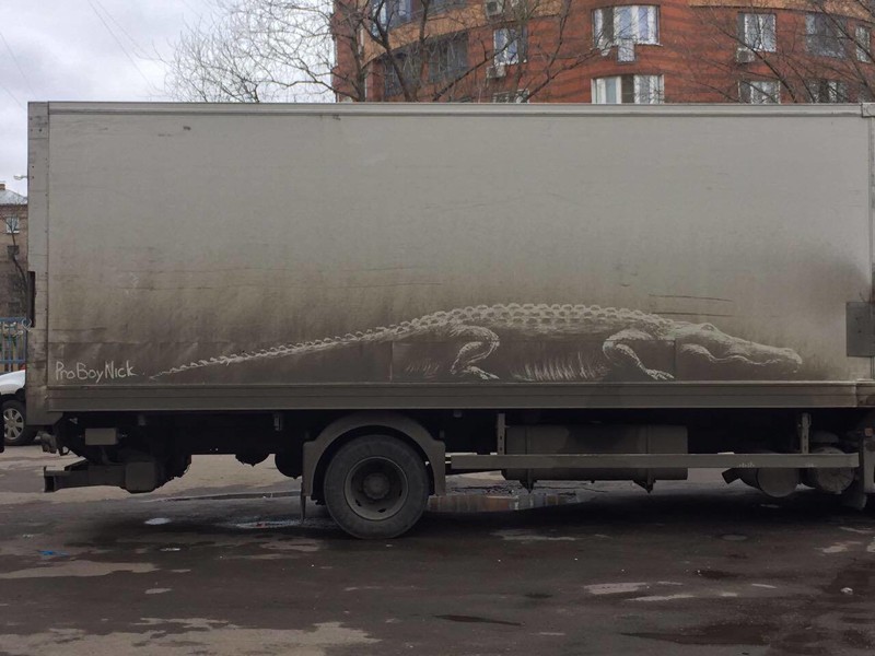 Рисунки на грязных автомобилях Никиты Голубева