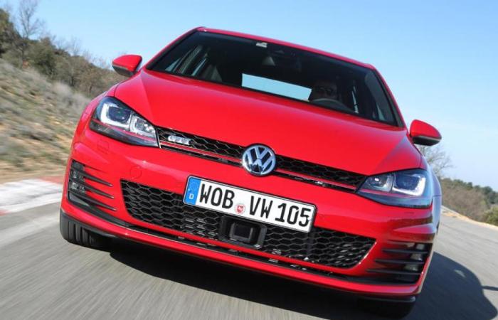«Заряженный» хетчбек Volkswagen Golf GTI не может похвастаться высокой надежностью. | Фото: autoweek.com.