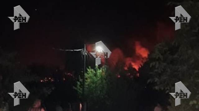МЧС: Кровля жилого дома горит на площади 1,4 тыс. кв. м в Ростовской области