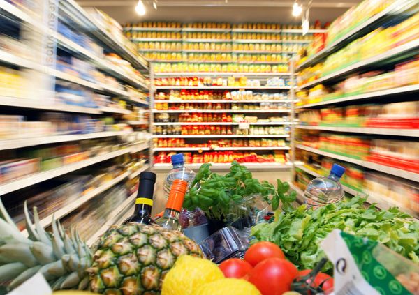 Британские магазины впервые за два года снизили цены на продукты Британские магазины впервые за два года снизили цены на продукты