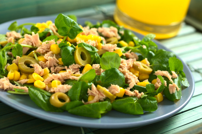 Салат с тунцом, кукурузой и оливками