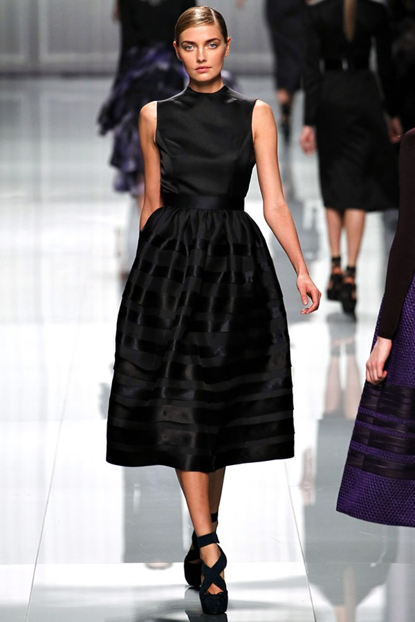 На фото модель демонстрируют коллекцию осень-зима 2012-2013гг. от Christian Dior Christian Dior не хватает Гальяно. Коллекция осень-зима 2012-2013