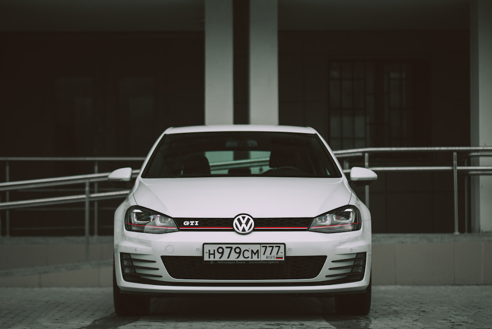 Спокойная внешность седьмого поколения разбавлена несколькими GTI-штрихами