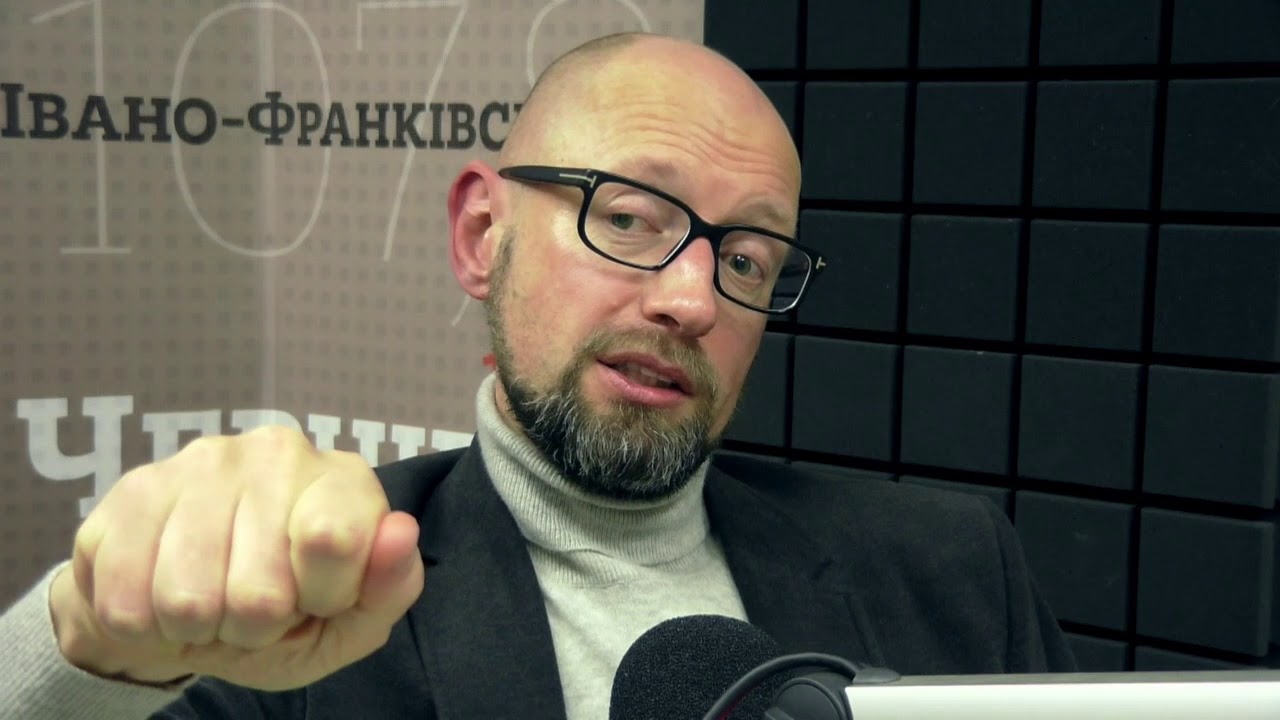 Яценюка в маске под руки доставили в клинику