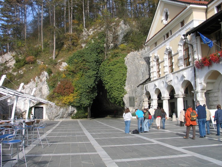 Предъямский град (замок в пещере)  замок, интересно, история, люди, пещера