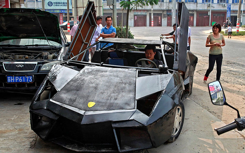 Соседи Ванга Цзианя думают, что сделанный им автомобиль похож на Lamborghini Reventon, и с удовольствием фотографируются за рулем. Lamborghini Reventon