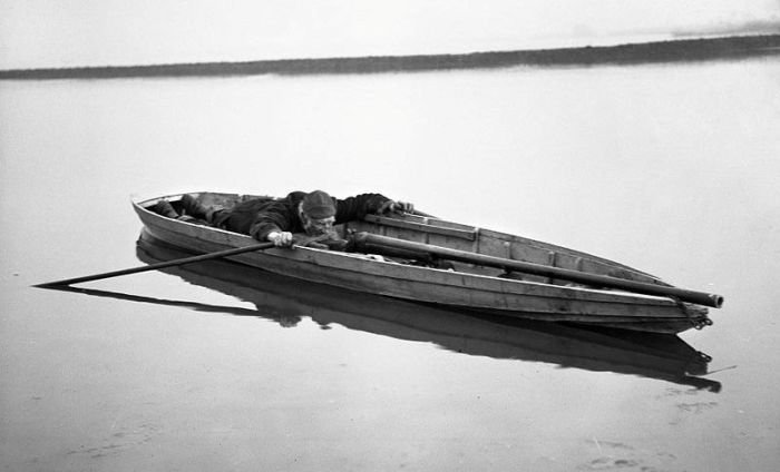 Охотник прильнул к прицелу «уточницы». США, 1900-е годы. | Фото: en.wikipedia.org. Охотник прильнул к прицелу «уточницы». США, 1900-е годы. | Фото: en.wikipedia.org.