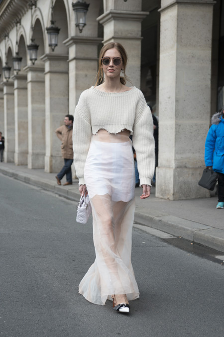 Девушка в белой прозрачной юбке и укороченный свитер