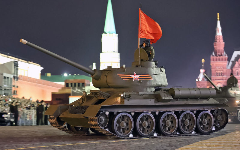 Лучший танк Второй мировой войны — Т-34 — был дизельным. Говорят, что начальные споры пресек горящий факел, поочередно опущенный в ведра с бензином и соляркой. Первое, понятное дело, полыхнуло так, что мало не показалось. А вот во втором факел зашипел и потух. Т-34