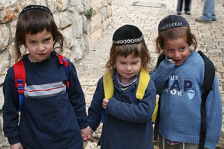 Классный анекдот про еврея и шоколадные конфеты