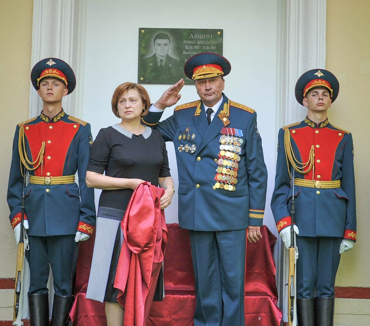 Мама погибшего сотрудника «Альфы» Романа Лашина и генерал-полковник Александр Мирошниченко. Москва, школа N 1450 «Олимп». Май 2015 года. Фото Анны Ширяевой