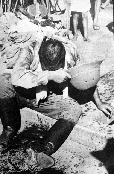 Солдат, сделавший себе харакири после известия о капитуляции Японии во Второй мировой войне. | Фото: thevintagenews.com.